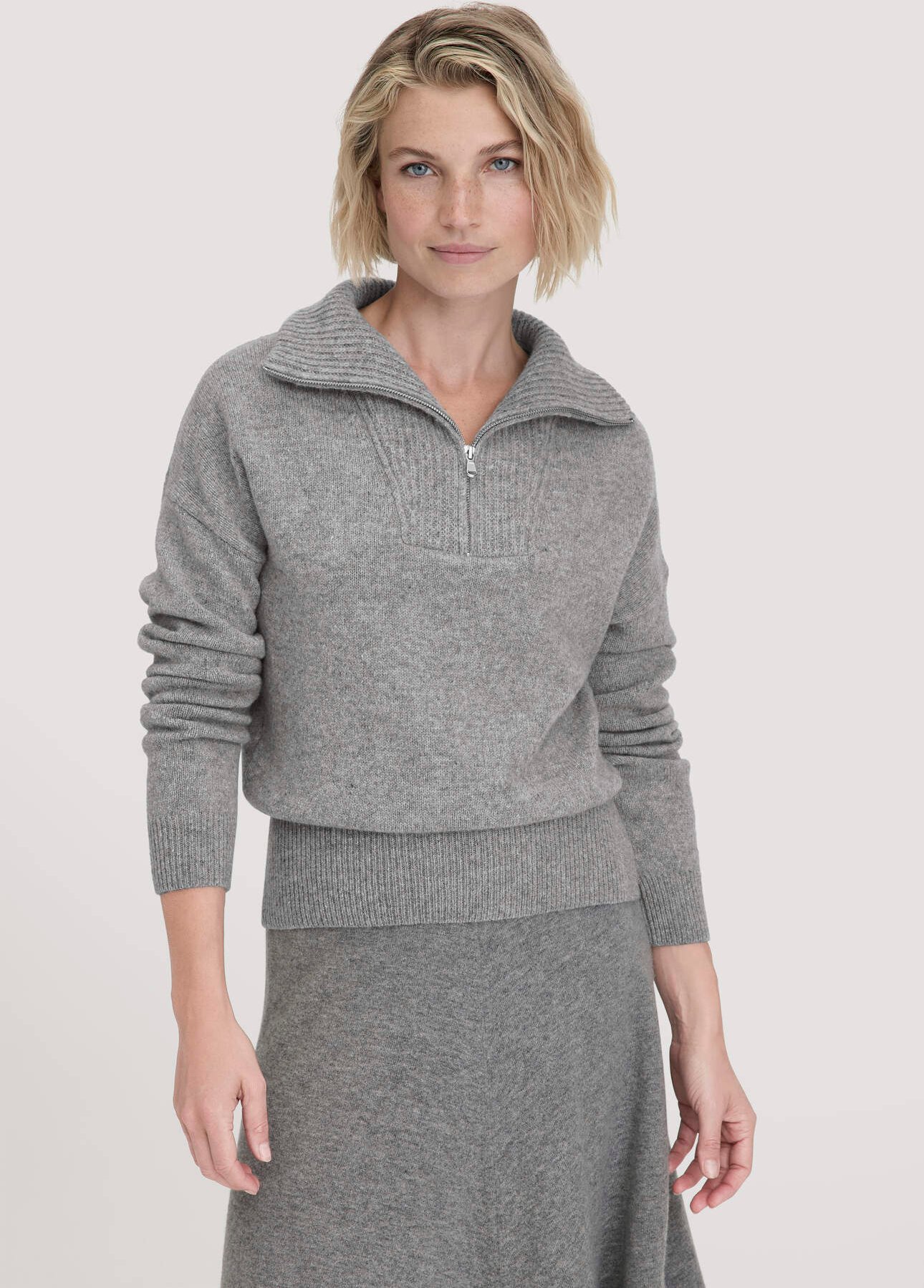 hessnatur Damen Strick Troyer Relaxed BETTER RECYCLING aus Bio-Merinowolle - grau - Größe XS