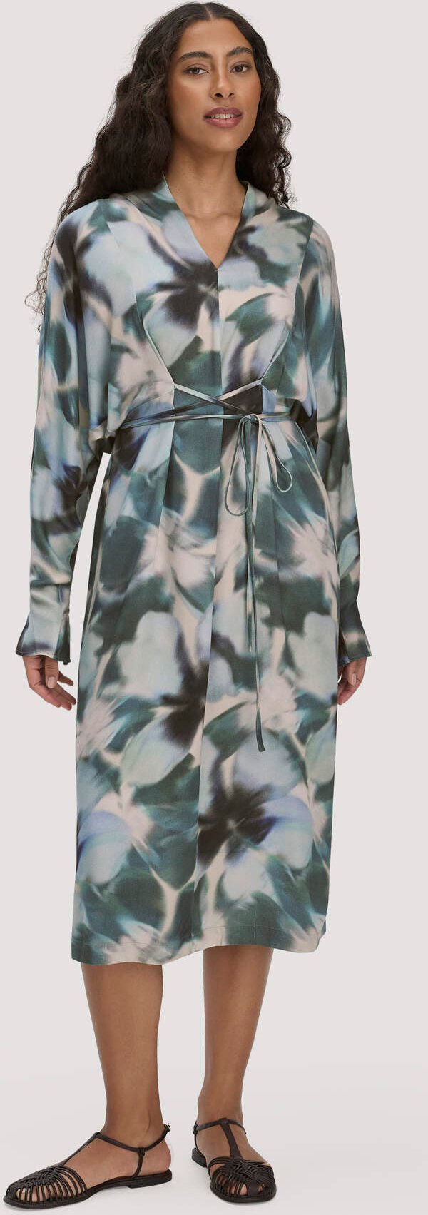 hessnatur Damen Kimono Kleid mit Wickeloptik Midi aus LENZING™ ECOVERO™ Viskose - blau - Größe 48