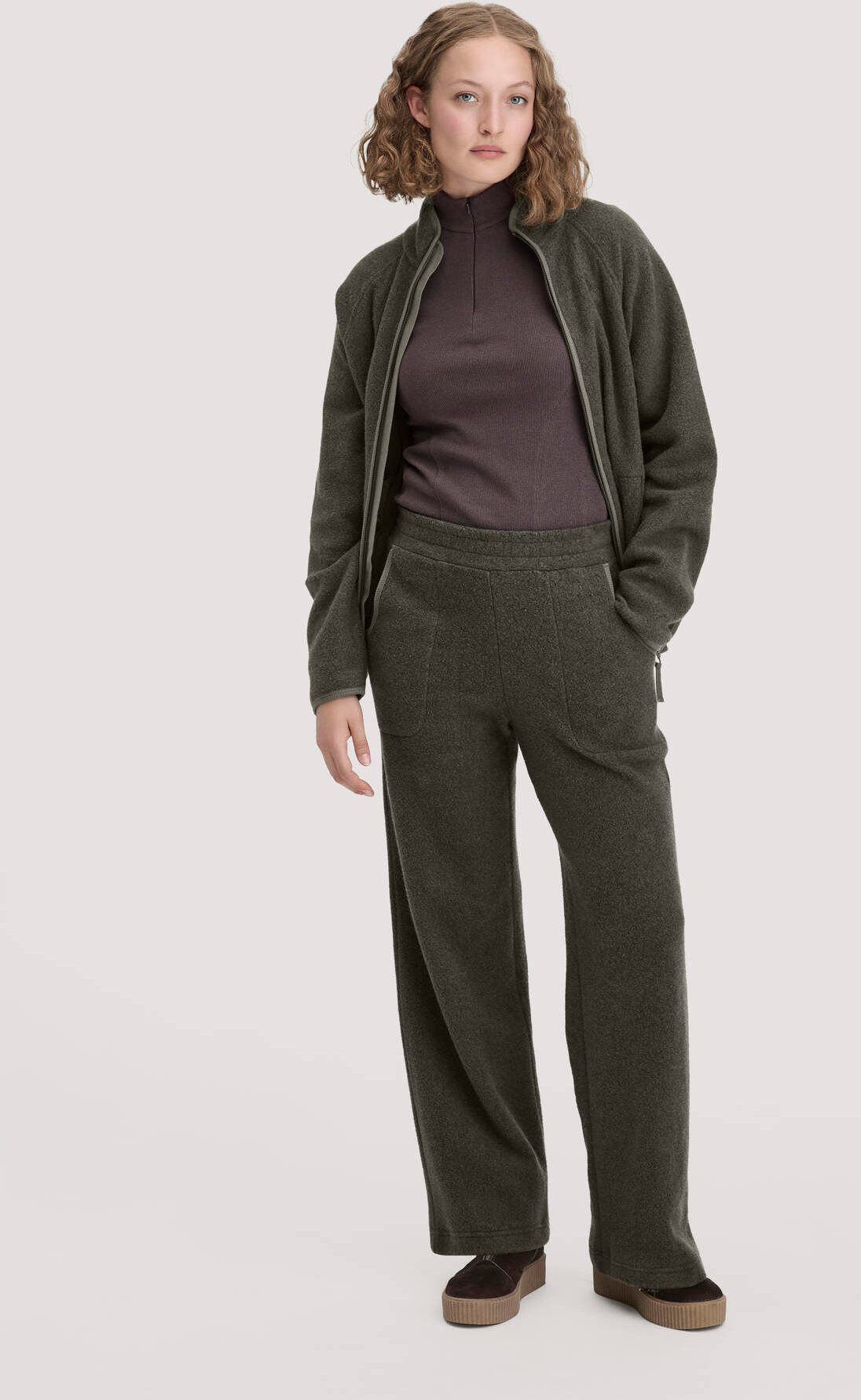 hessnatur Loungewear Fleece Hose Relaxed ACTIVE LIGHT aus Bio-Baumwolle - grün - Größe L