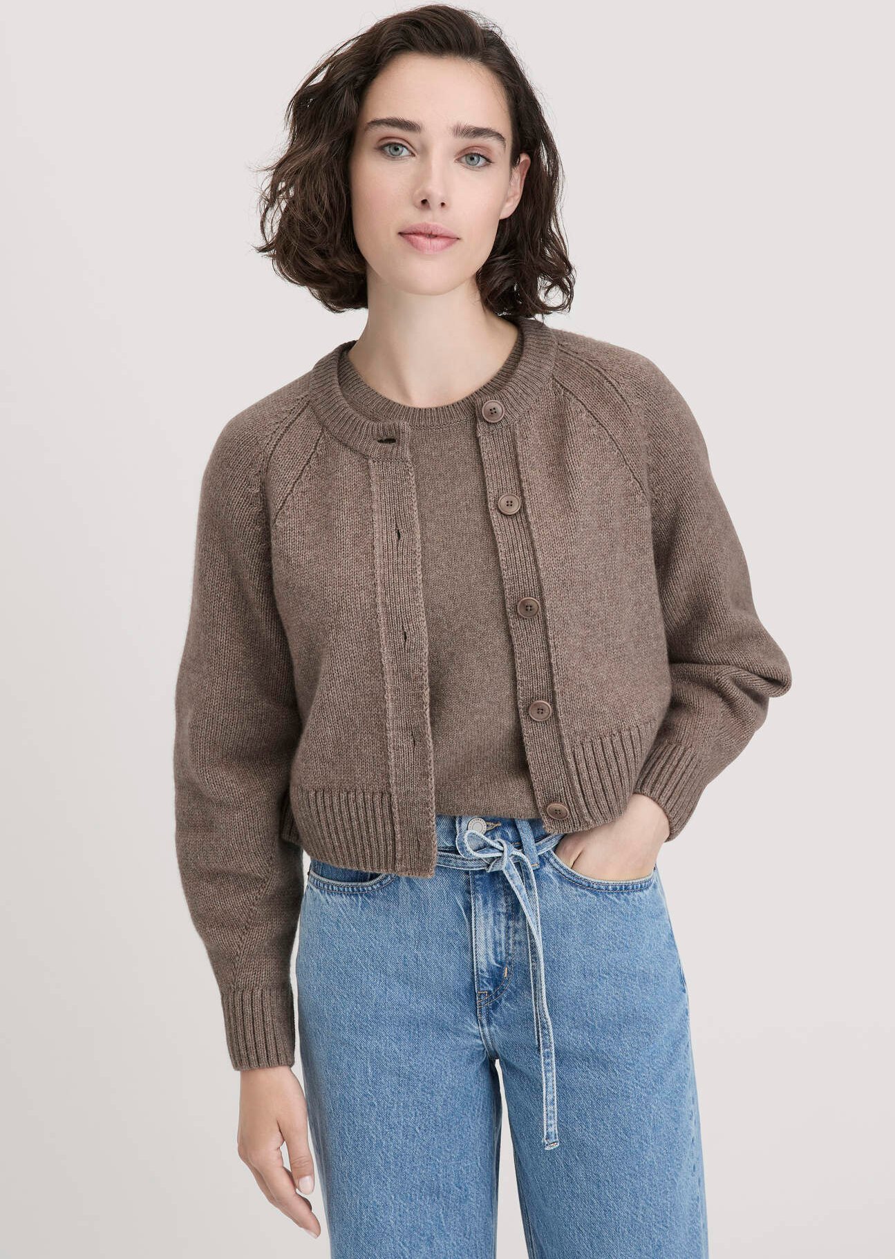 hessnatur Damen Strick Jacke Relaxed Cropped aus Bio-Merinowolle mit Bio-Baumwolle - braun - Größe M