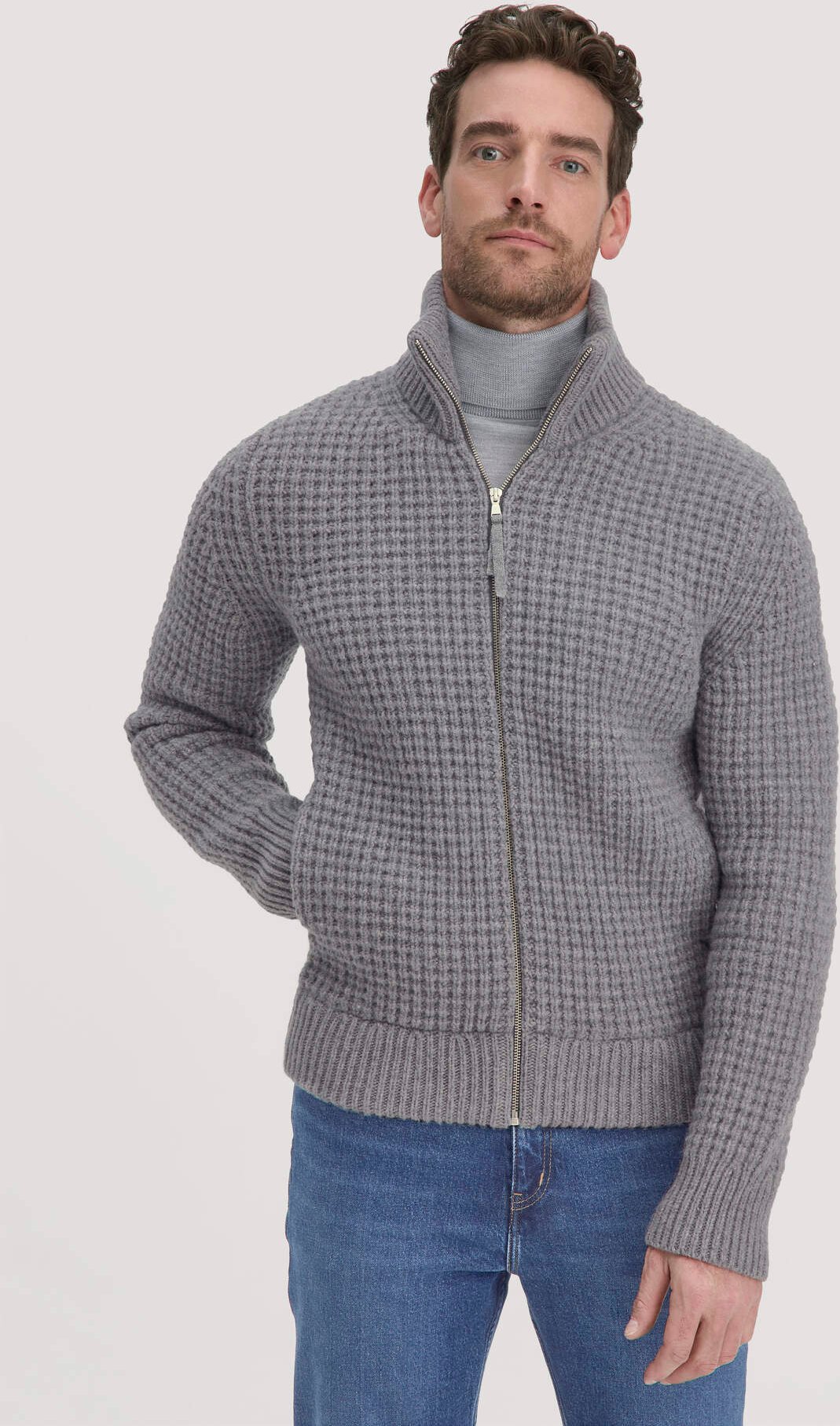 hessnatur Herren Strick Jacke Relaxed BETTER RECYCLING aus Bio-Merinowolle - grau - Größe S