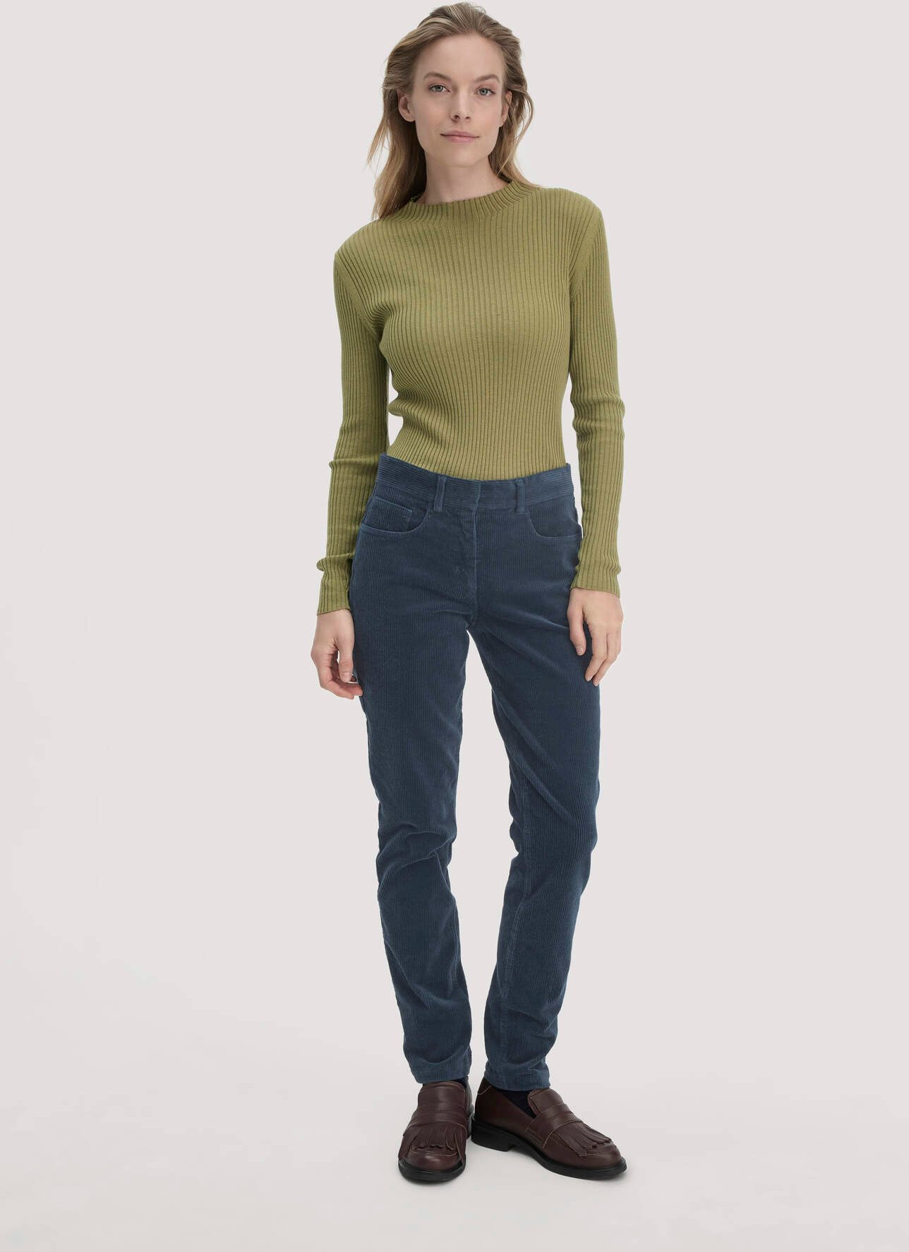 hessnatur Damen Cordhose Slim Leg Regular aus Bio-Baumwolle - blau - Größe 44