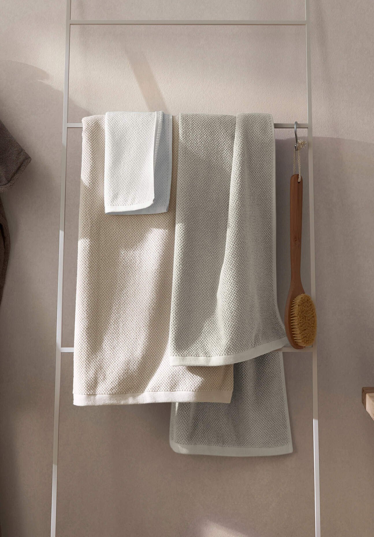 hessnatur Frottier-Handtuch mit Struktur aus Bio-Baumwolle - beige - Größe 100x180 cm