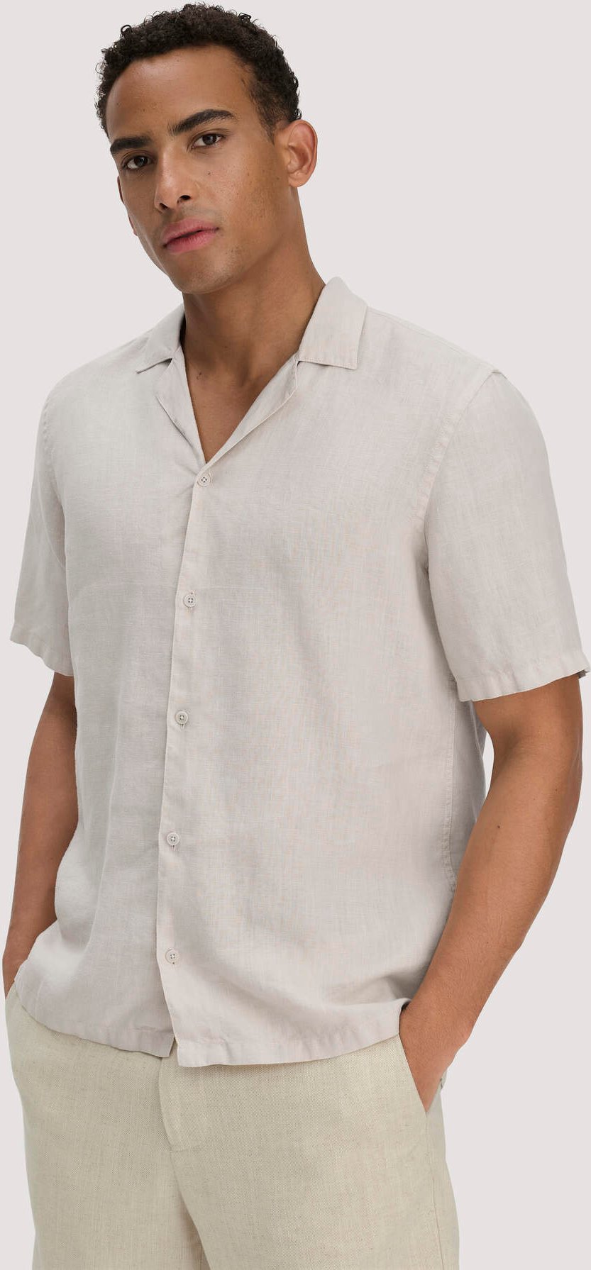 hessnatur Herren Resort Hemd Kurzarm Regular aus Leinen - düne - Größe M39/40