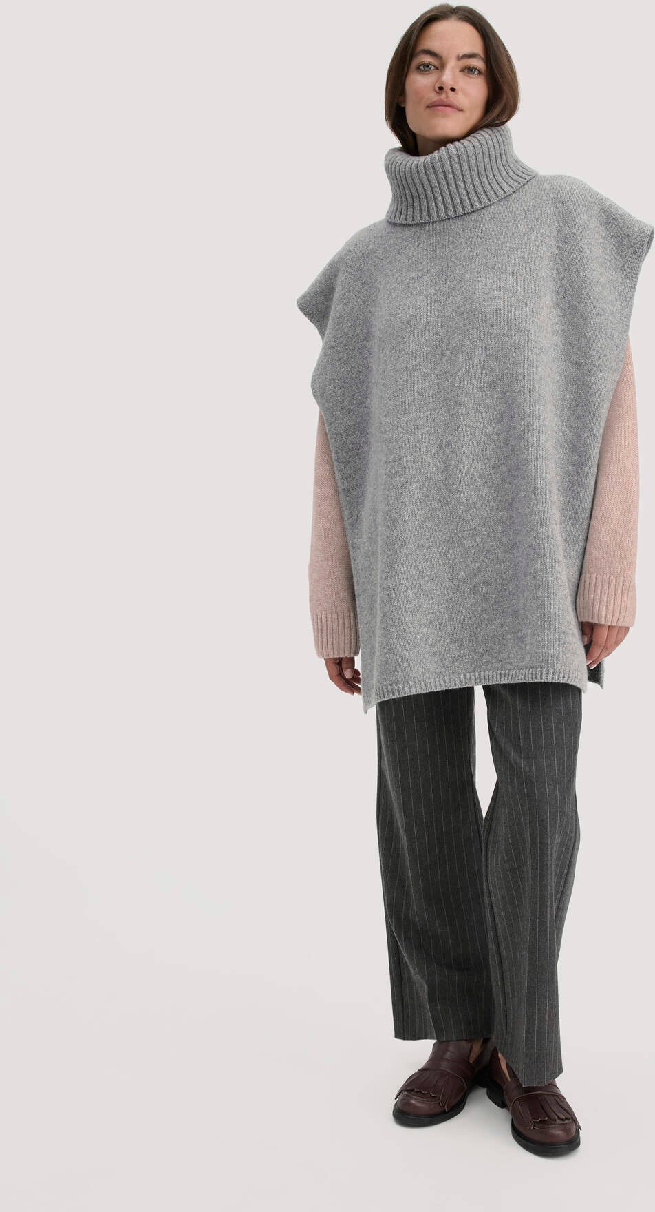 hessnatur Damen Strick Poncho Pullover Oversize BETTER RECYCLING aus Bio-Merinowolle - grau - Größe onesize