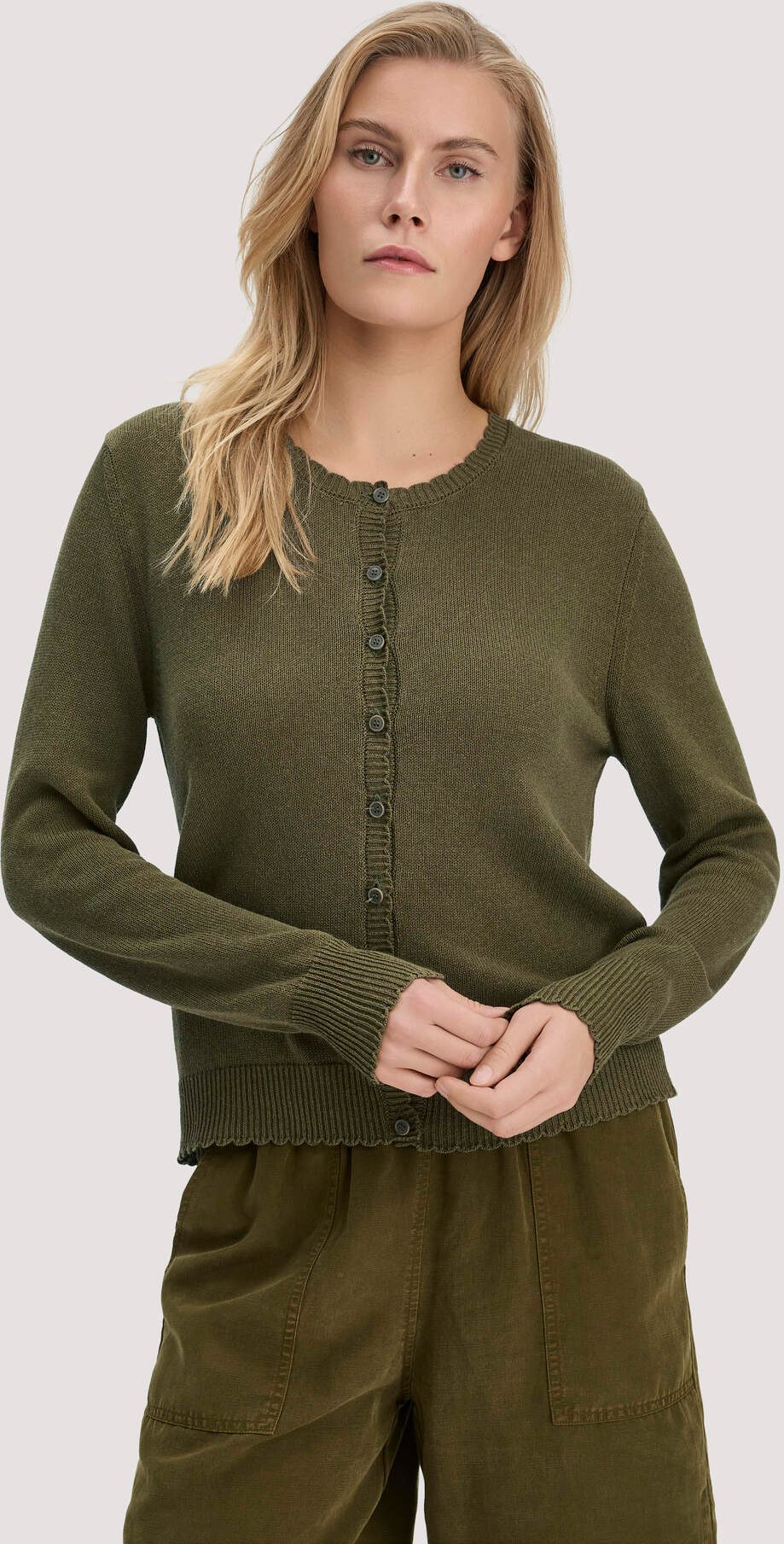 hessnatur Damen Strick Jacke Regular aus Leinen mit Bio-Baumwolle und LENZING™ ECOVERO - grün - Größe XS