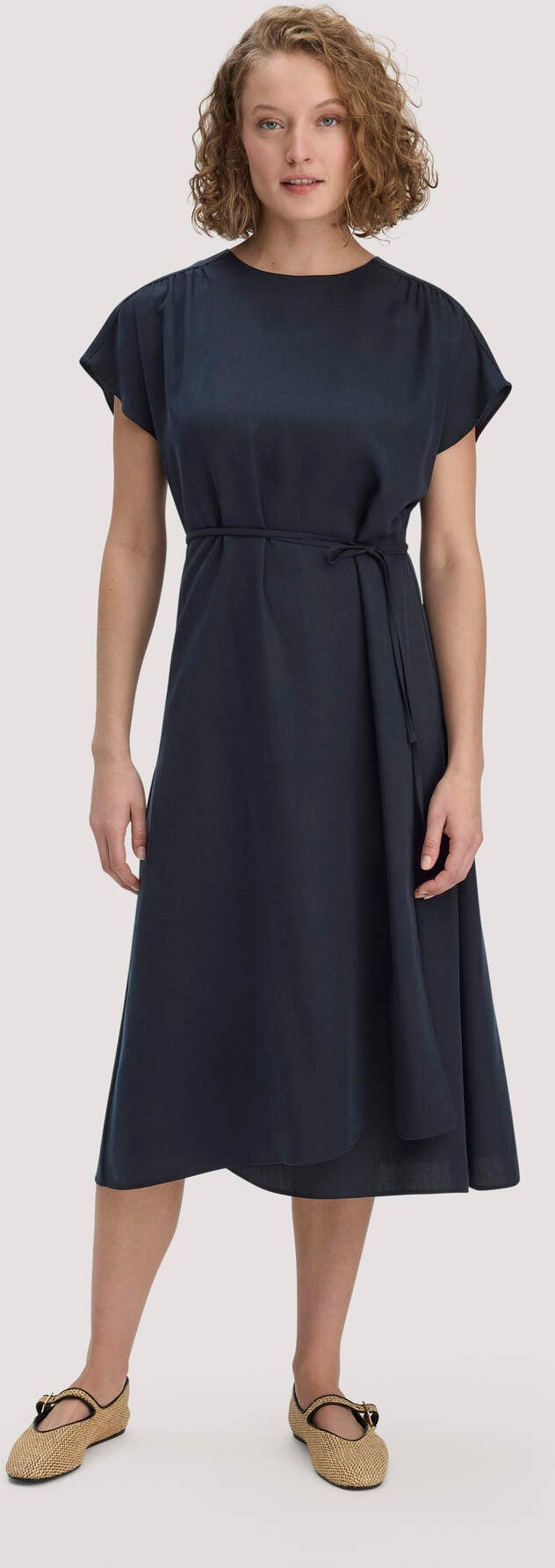 hessnatur Damen Gewebe Kleid mit Wickeloptik Midi aus TENCEL™ Lyocell - blau - Größe 44