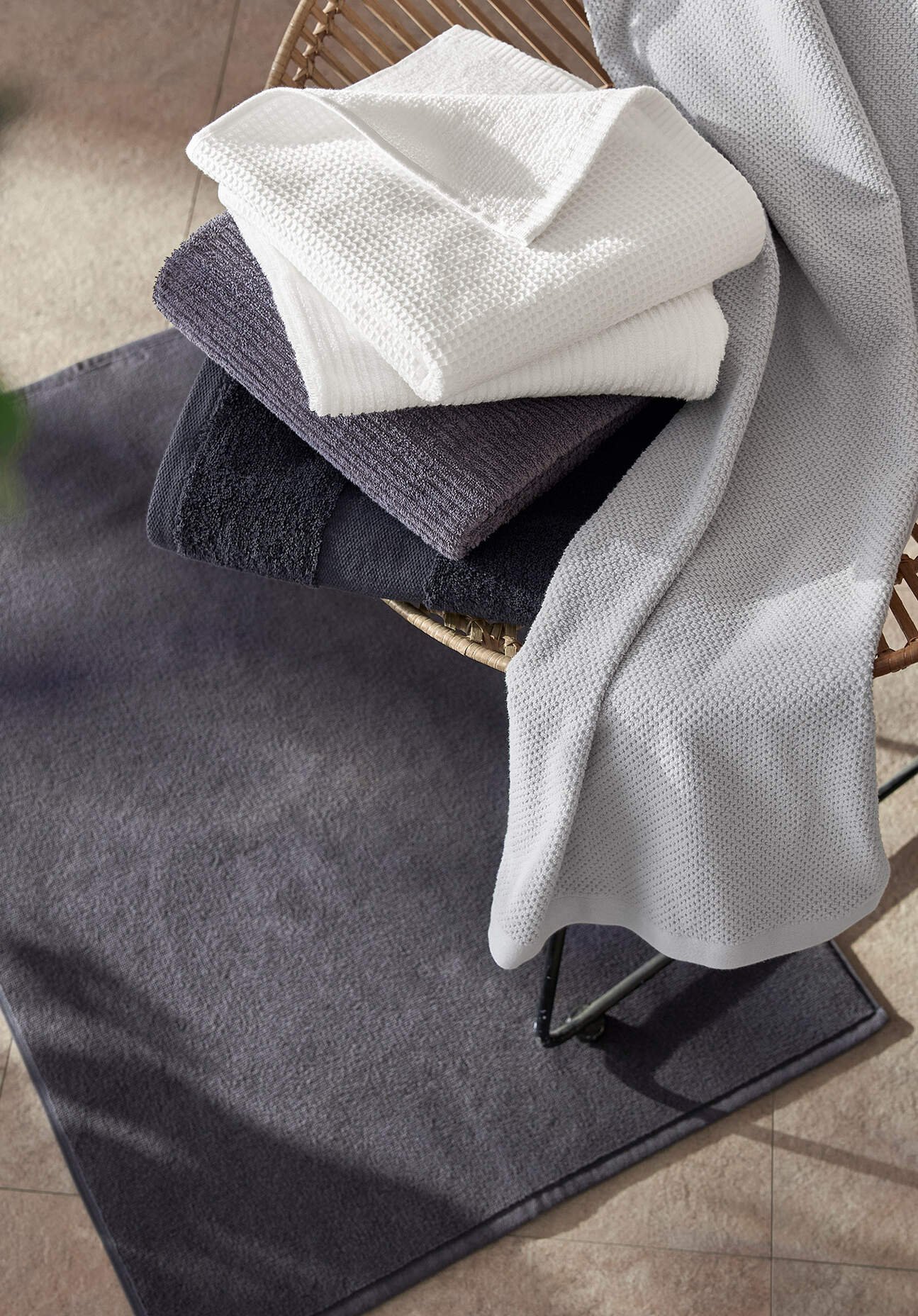 hessnatur Frottier Badematte aus Bio-Baumwolle - grau - Größe 50x80 cm