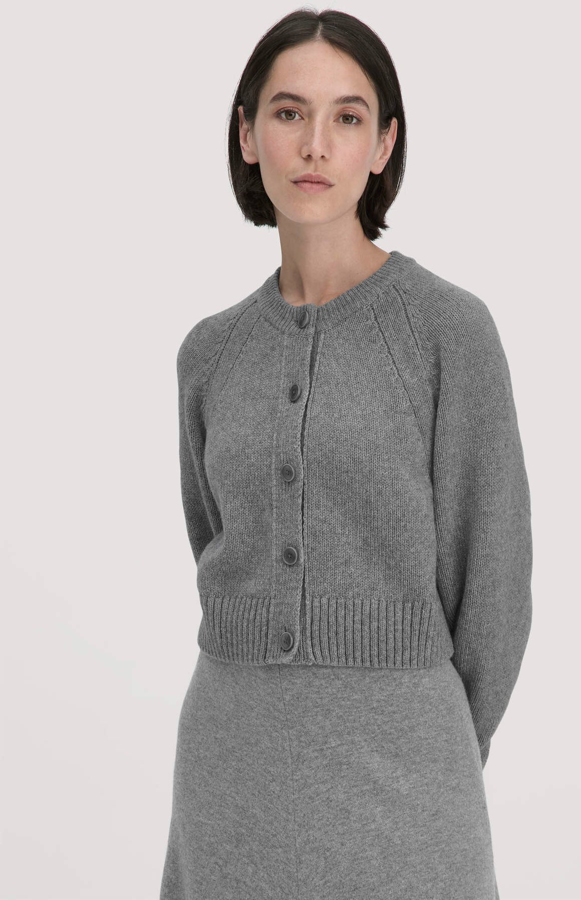 hessnatur Damen Strick Jacke Relaxed Cropped aus Bio-Merinowolle mit Bio-Baumwolle - grau - Größe XXL