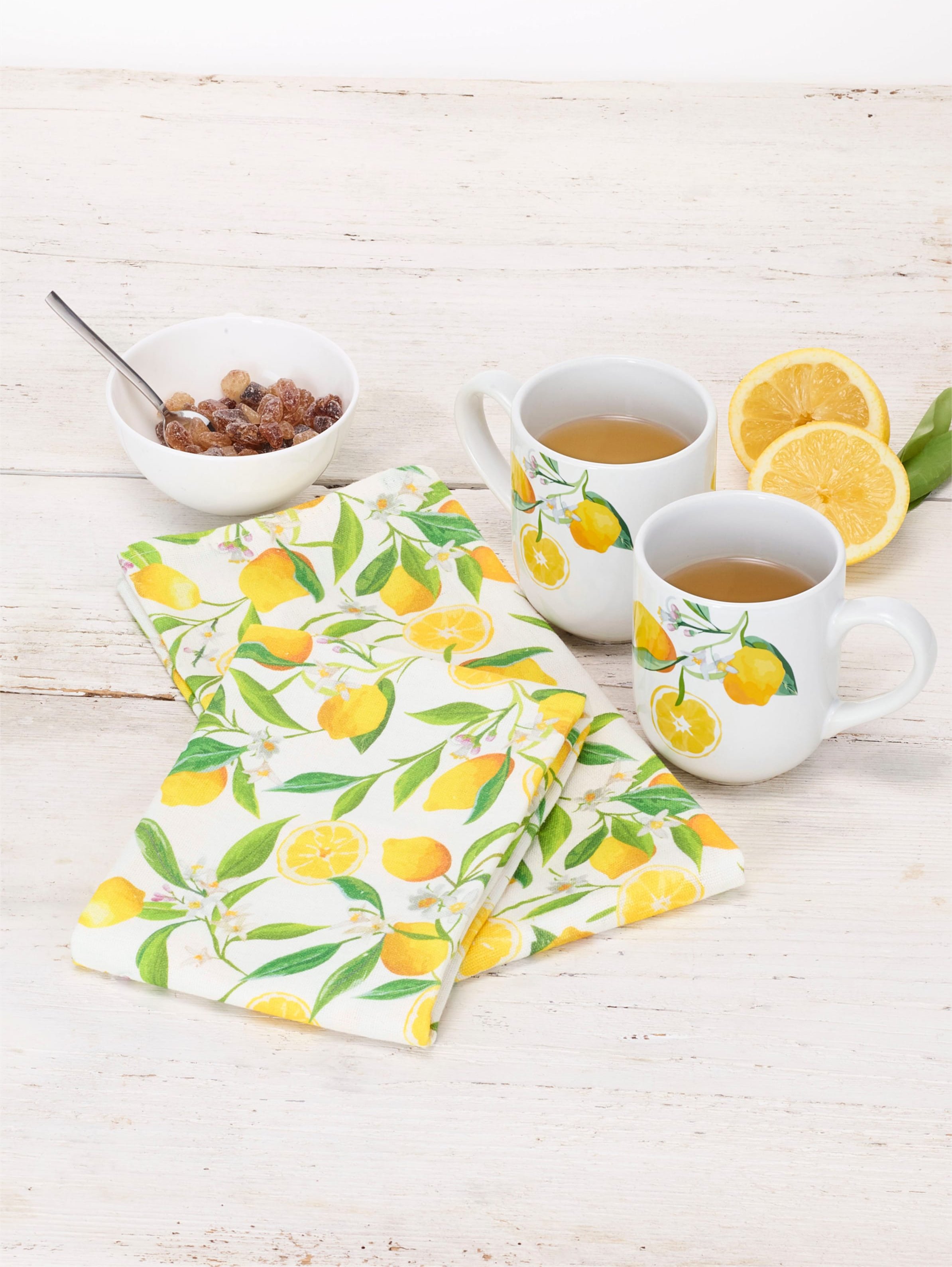 Tassen mit Geschirrtüchern