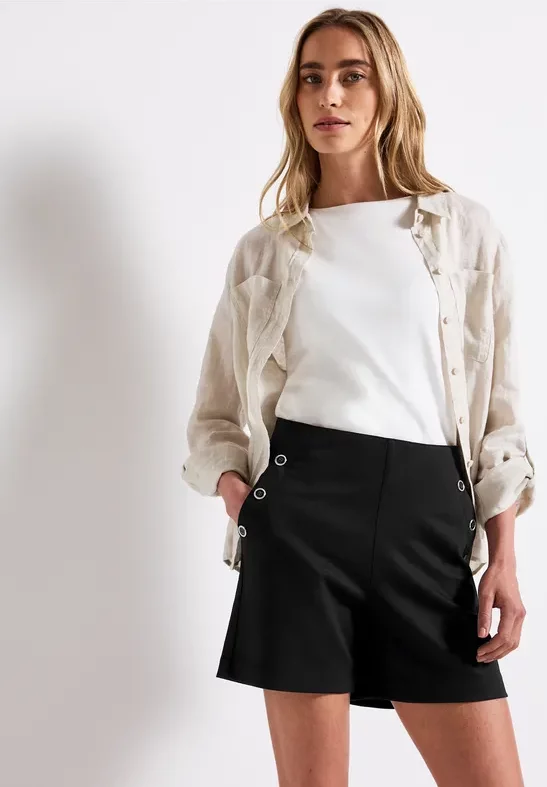 Bermuda mit Knopfdetail
