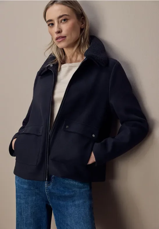 Jacke mit abnehmbarem Kragen