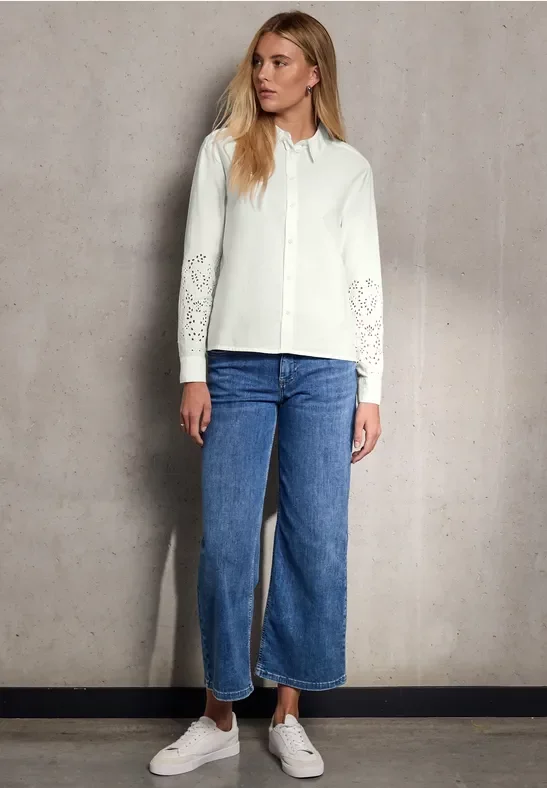 Bluse mit bestickten Ärmeln