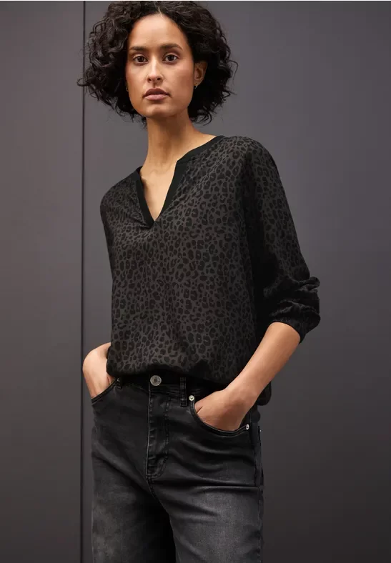 Thumbnail - Leo Split Neck Bluse