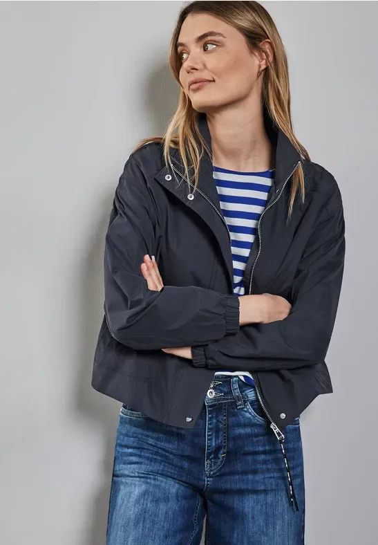 Kurze Jacke mit Stehkragen