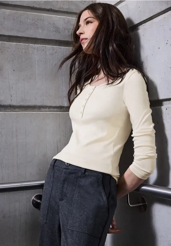 Rippshirt mit Knopfdetail