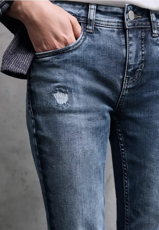 Jeans mit Destroyed Details