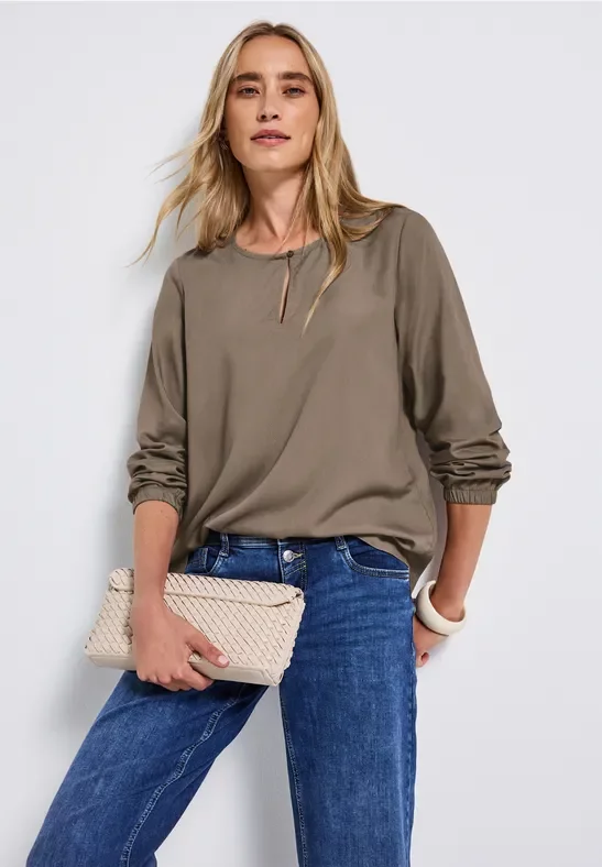 Rundhalsbluse mit Cut-Out