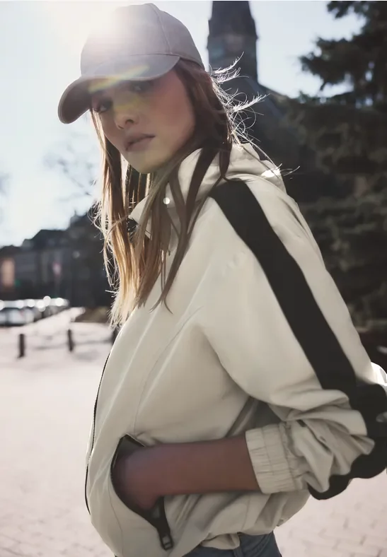 Jacke mit Kapuze und Tapedetail