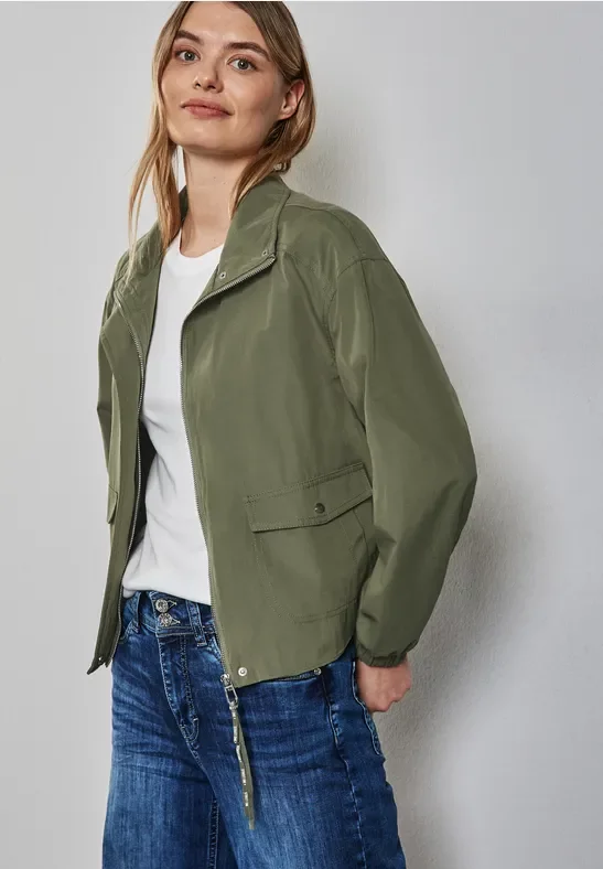 Kurze Jacke mit Stehkragen