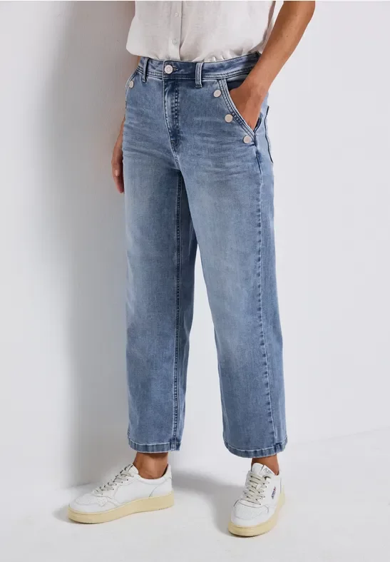 Jeans mit Knopfdetail