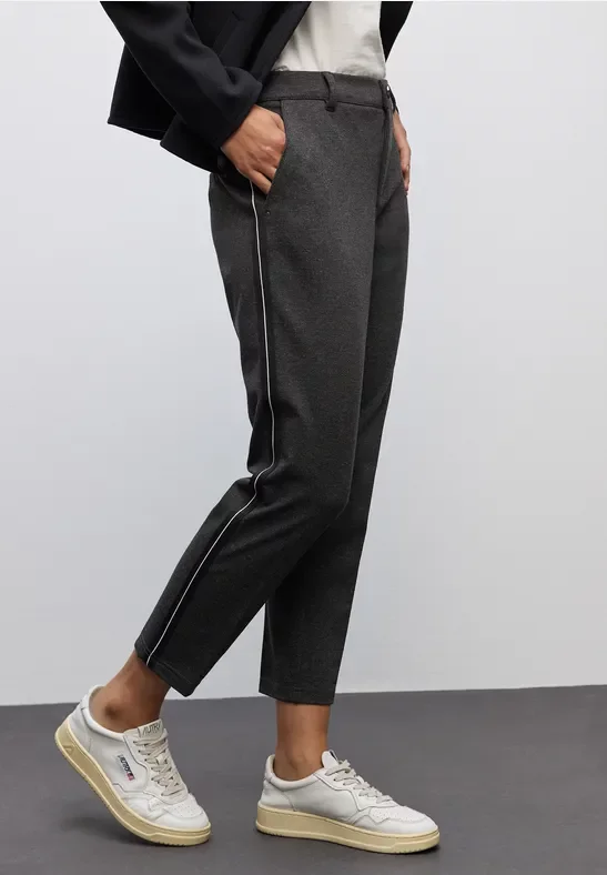 Chino mit Tapedetails