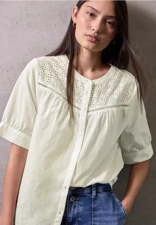 Kurzarmbluse mit Stickerei