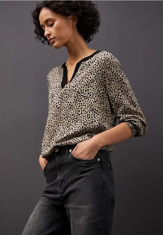 Thumbnail - Leo Split Neck Bluse