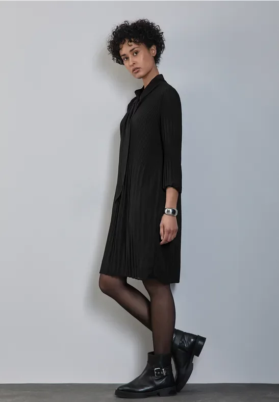 Plissée-Kleid mit Schleife