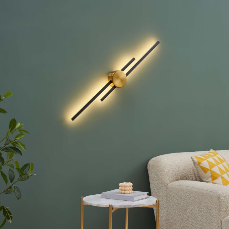 Kosilum - Große Wandleuchte mit klaren Linien Schwarz und Messing 89 cm - Pia