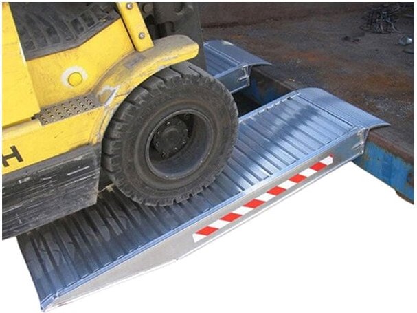 Kurzrampe / Container Auffahrschiene / Bordsteinrampe 150cm lang, Traglast 7500kg pro Paar - als Einzelstück - M150/15SH