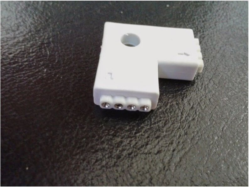 Trade Shop Traesio - Trade Shop - 4-poliger 'L'-abgewinkelter Clip-Anschluss für RGB-SMD-LED-Streifen -