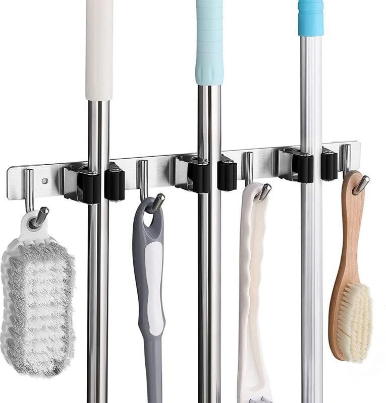 Wandmontierter Besenhalter aus Edelstahl, Besenhalterung mit 3 Schlitzen und 4 Haken für Küche, Bad, Garage und Garten, ...
