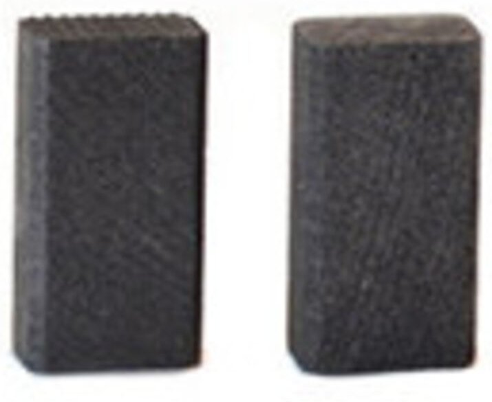 Set aus 2 anpassbaren Kohlen für Black & Decker. Maße 6 x 6 x 12,5 mm.