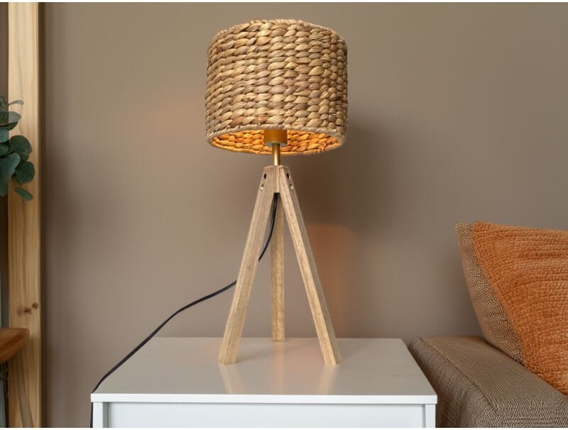 Meinewunschleuchte - Große Tischlampe mit Holz Dreibein, Korb Lampenschirm Wasserhyazinthe, Höhe 57cm