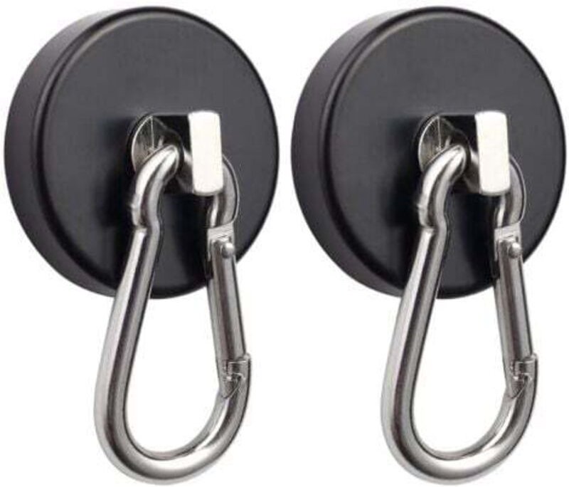 Zwei schwarze Magnethaken mit drehbaren Karabinern, maximale Zugfestigkeit 75 kg, zur Aufhängung.