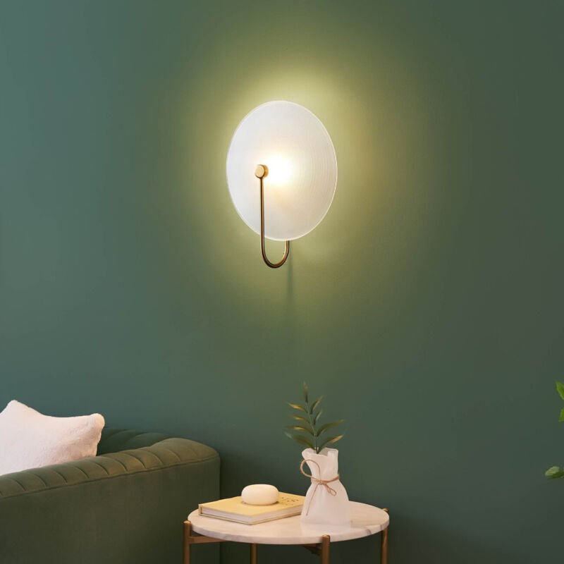 Runde Wandleuchte aus Opalglas mit eleganter goldener Basis - Esmée