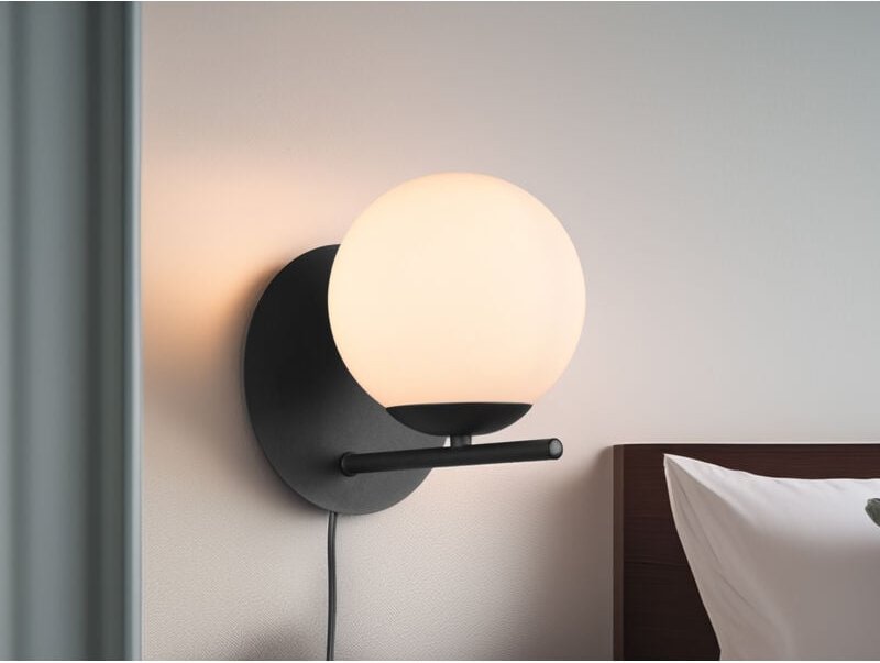 Led Wandleuchte Schwarz mit Glaskugel, Stecker und Schalter, h: 21cm