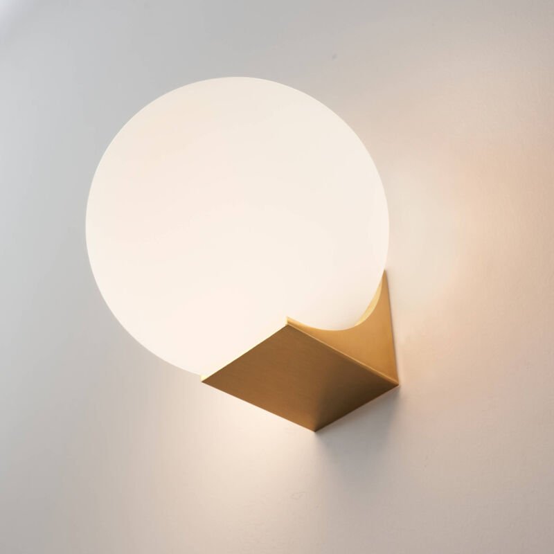 Thumbnail - Minimalistische Wandleuchte mit weißer Kugel auf goldenem Sockel - Kandi