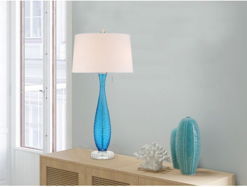 Meinewunschleuchte - Große led Tischleuchte mit blauem Glasfuß und Stoffschirm in Weiß, Höhe 85cm