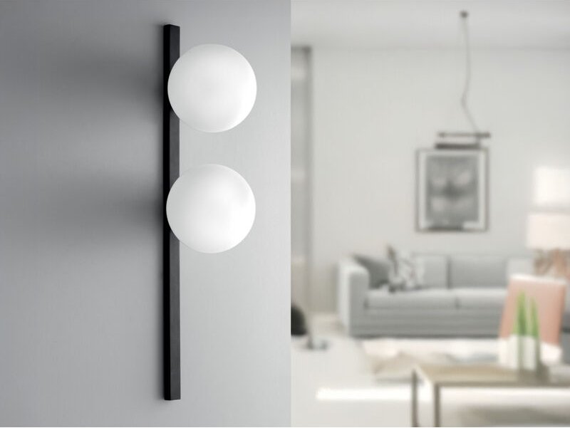 LED Wandleuchte 2-flammig Schwarz mit Glaskugeln in Opalweiß, Höhe 60cm