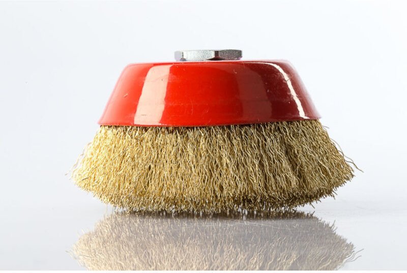 Topfbürste, 14 mm Bohrung, 250 mm Durchmesser, gewellter Messingdraht, Schleifmaschine