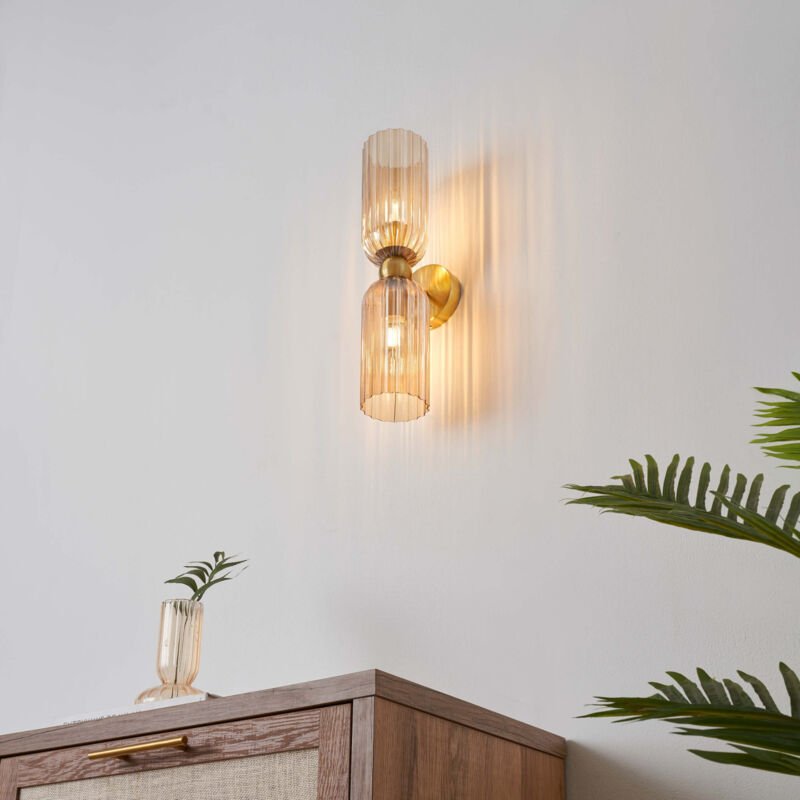 Goldene Wandleuchte mit gerippten Bernsteinglas - Leonora