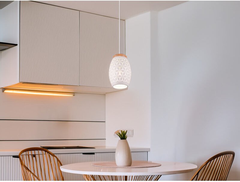 Kleine LED Pendelleuchte in Weiß mit ausgefallenem Stanzmuster, Ø 15cm