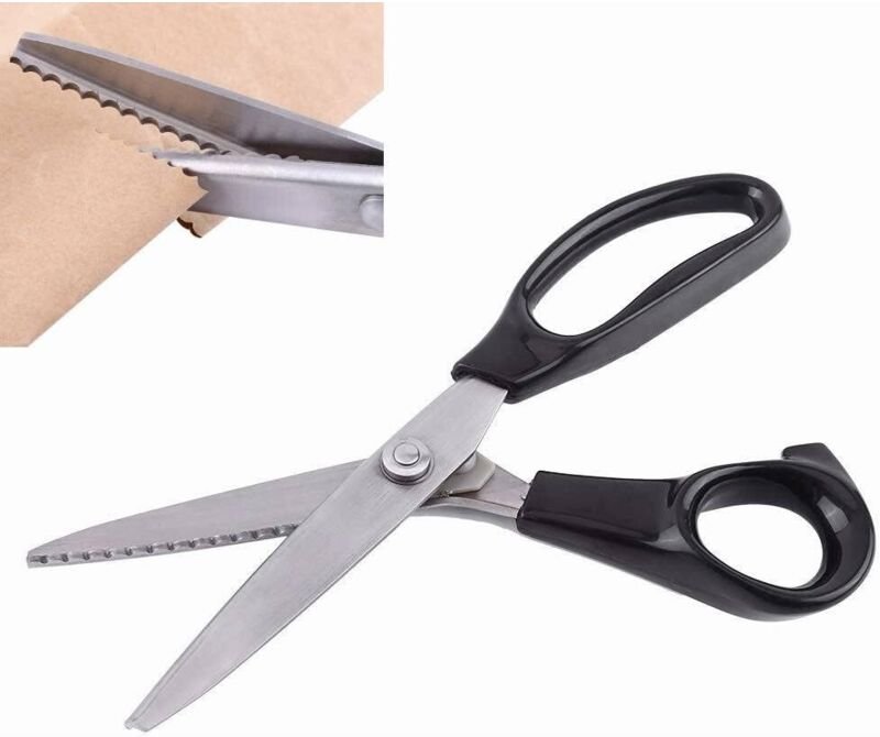 Scharfe Stoffschere mit gezahnten Kanten und fächerförmigem Design (5 mm Zahnung, dreieckige Plastikbeutelverpackung)