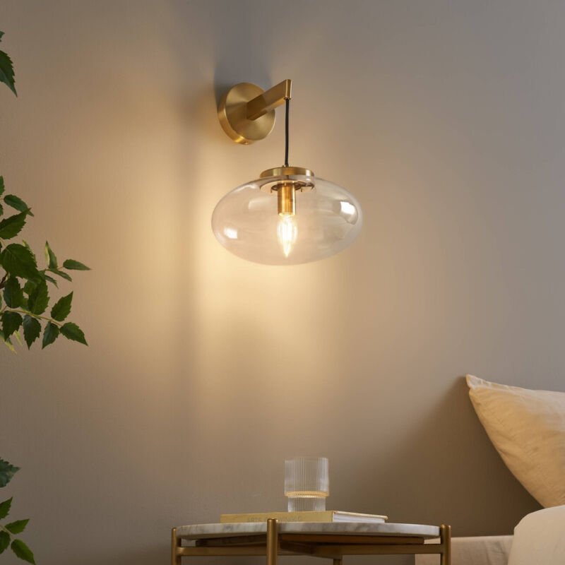 Goldene Wandleuchte mit hängender mundgeblasener Glaskugel - Milenzo