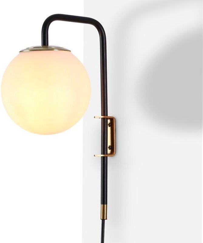 Wandleuchte „Bilsen“ mit Opalglaskugel, Kabel und Stecker - E27