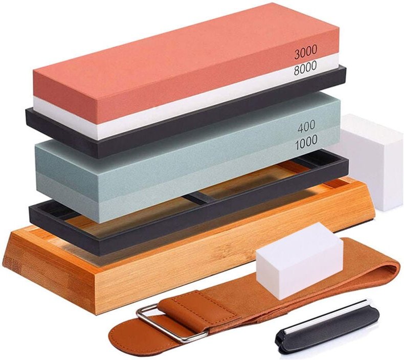 Ein Schleifstein mit 400/1000 3000/8000 Körnung, für alle Messer, rutschfeste Unterlage