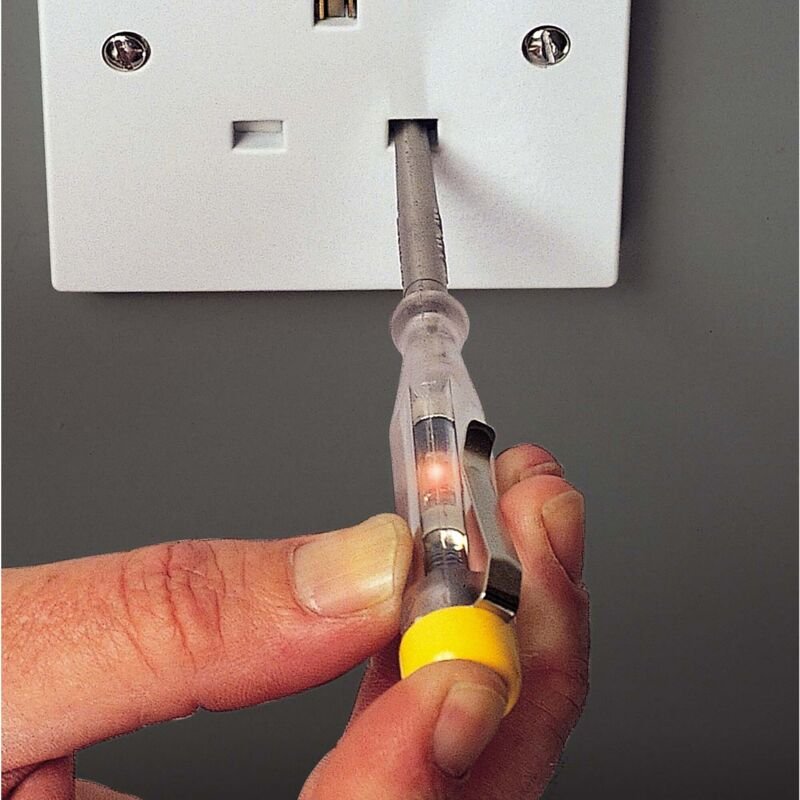 STHT0-66121 Spannungspruefer 220-250V - Stanley