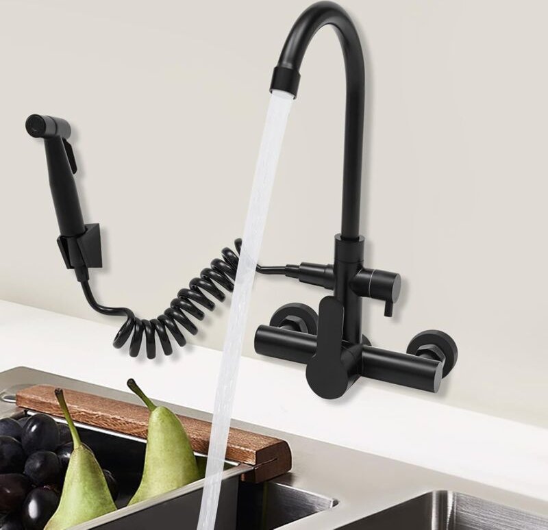 Moderne schwarze, wandmontierte Küchenarmatur mit Spritzpistole aus Edelstahl 304 und 180° hohem Auslauf